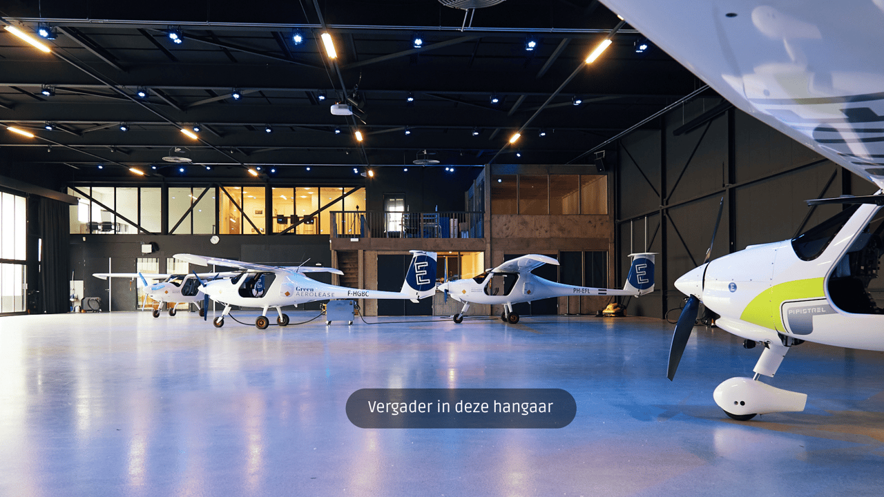 E-Deck, vergaderen in een hangaar met elektrische vliegtuigen