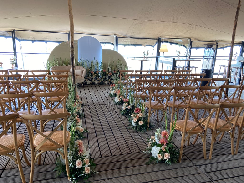 Huwelijksceremonie op terras