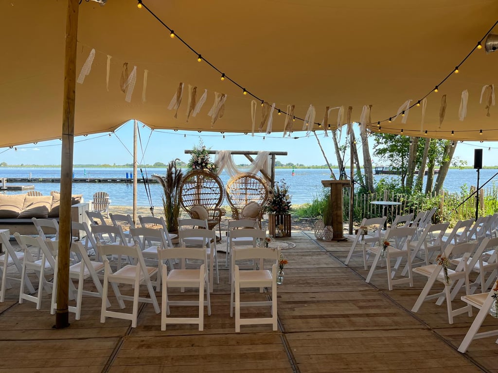 Ceremonie setting aan het water