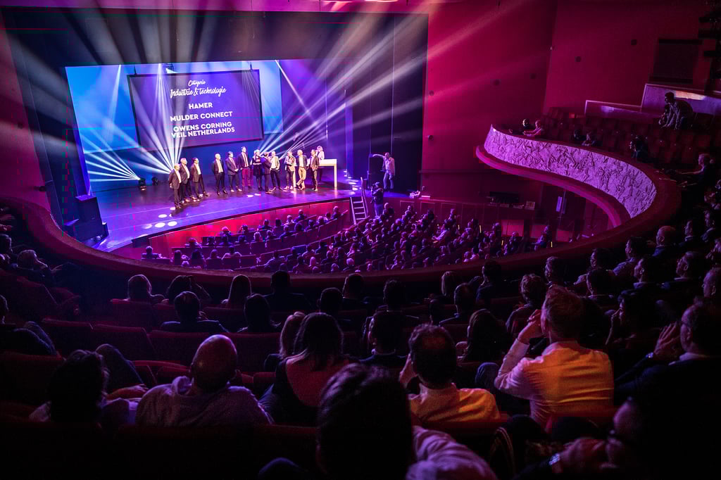 Rabobank met publiek vanaf balkon