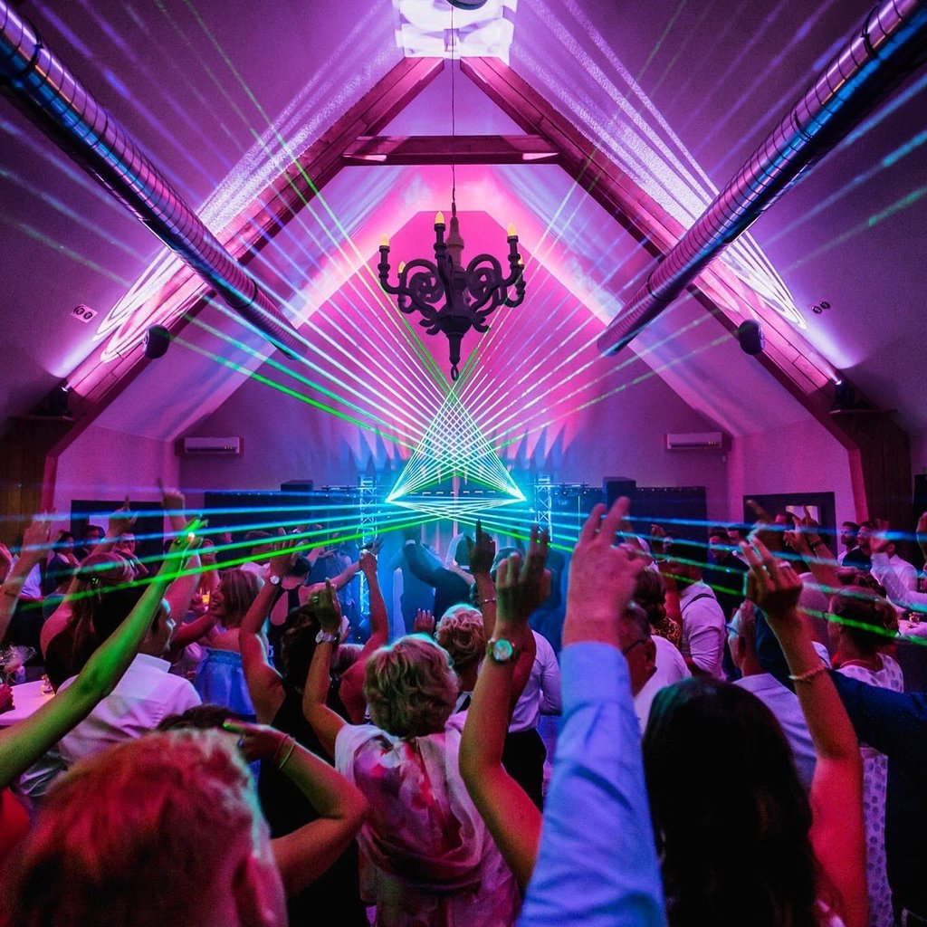 Feest in de zaal bij Restaurant Fox winterbruiloft