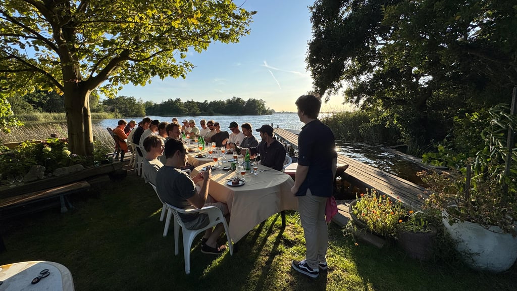 Buitendiner met zonsondergang op Eiland Loosdrecht
