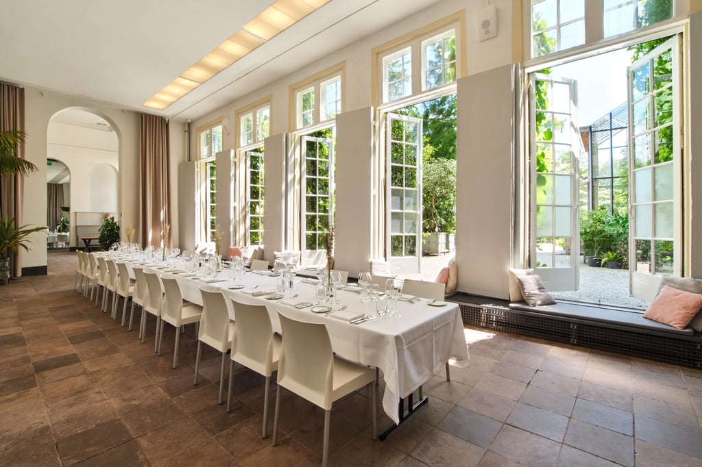 Oranjerie - Dineropstelling met lange tafels - Hortus botanicus Leiden
