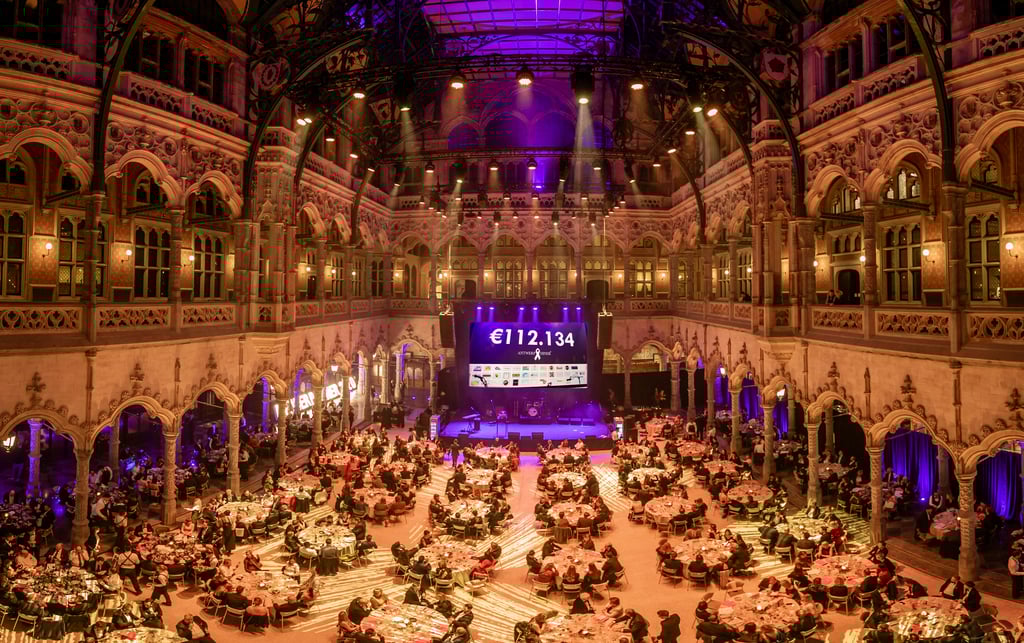 Het Beursplein kan tot 900 personen plaatsen voor een seated dinner en dan is er nog ruimte voor een podium.