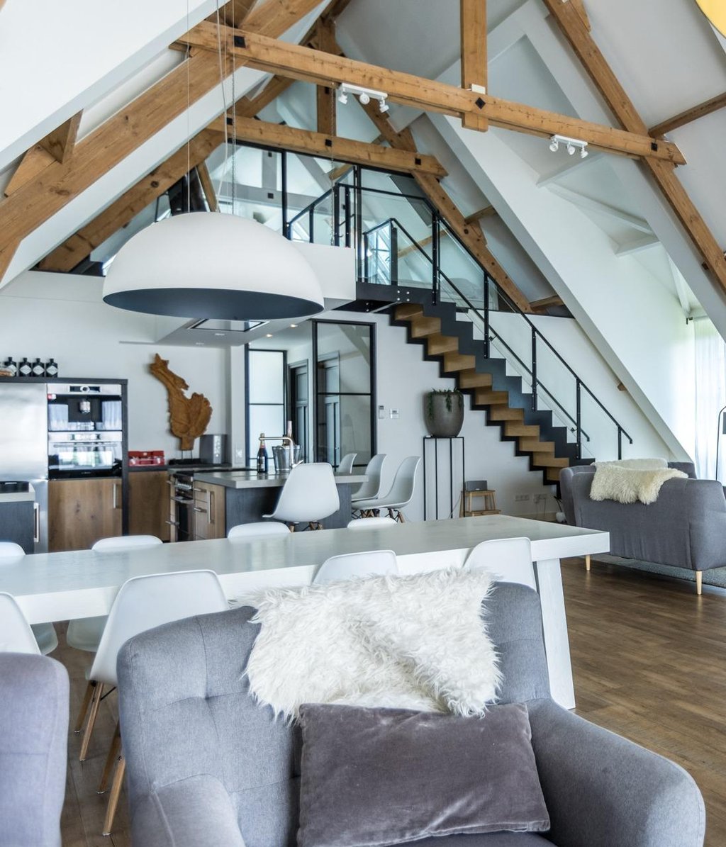 De bovenverdieping met zicht op de bovenste slaapkamer.