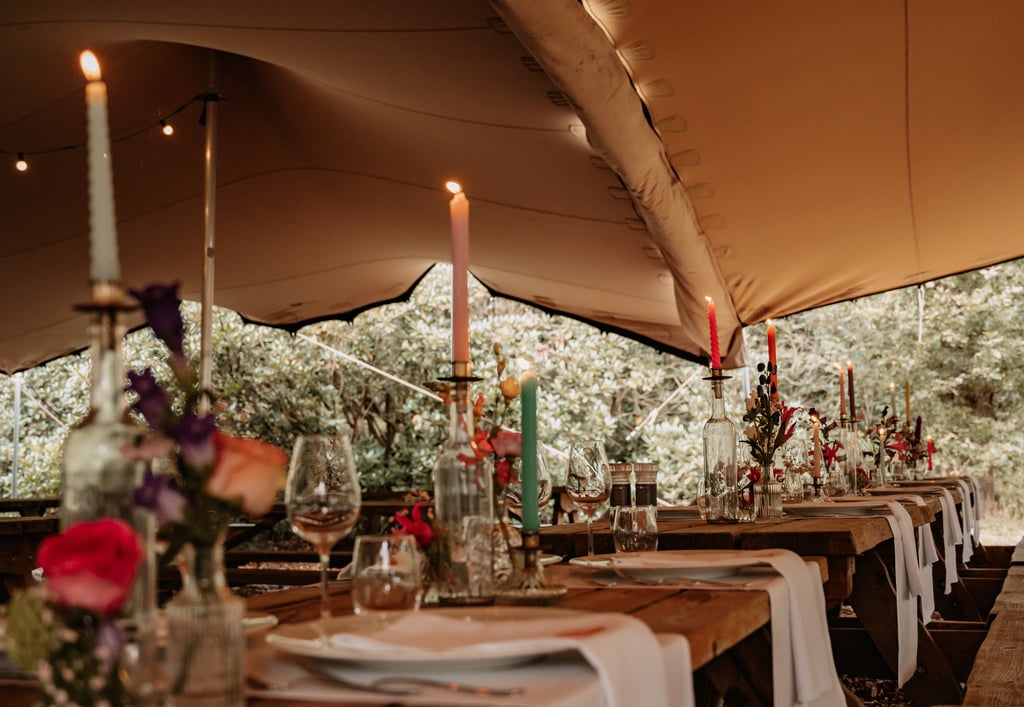 Sfeervol diner onder een stretchtent
