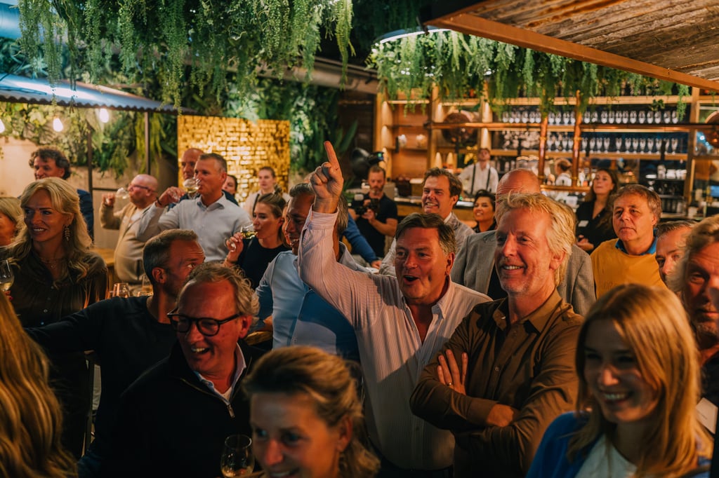 Gezellige en energieke borrel tijdens event bij Het Houtse Meer