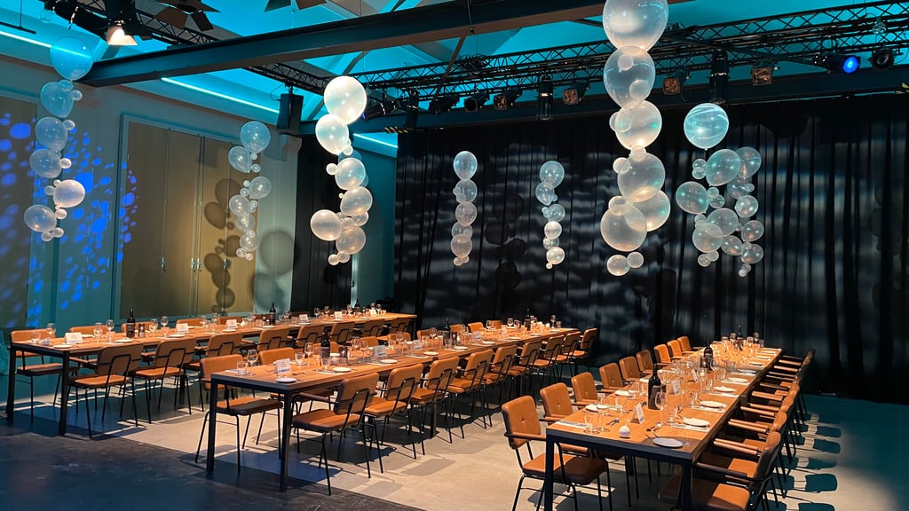 Kleine zaal in dineropstelling