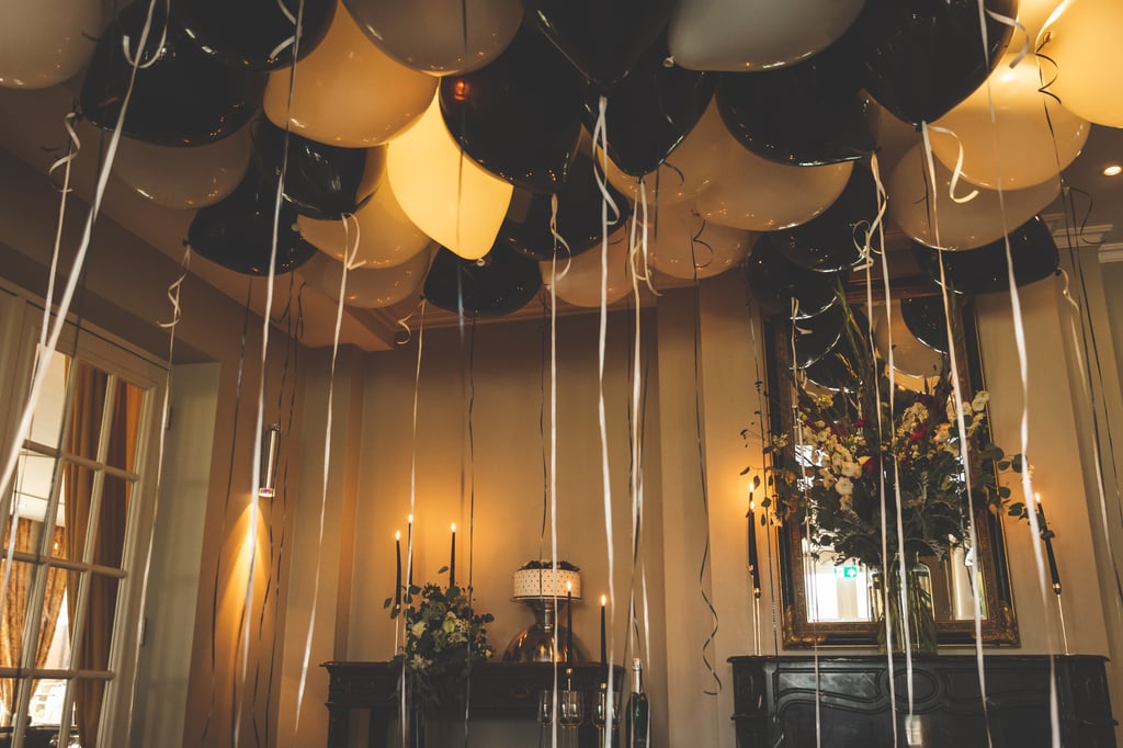 Feestballonnen boven een stijlvolle setting
