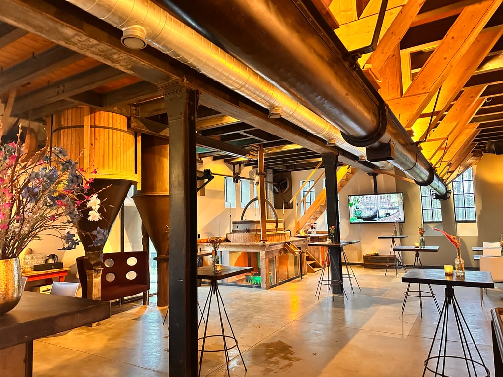 Watermolen - Begane grond silo's en waterrad