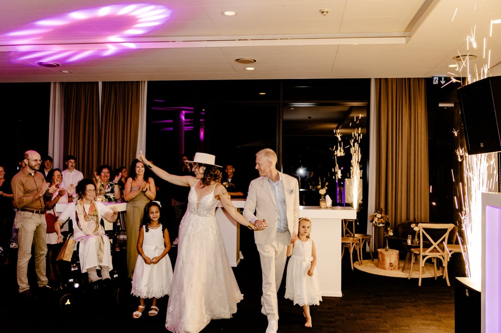 Feestelijke entree van het bruidspaar tijdens de avond