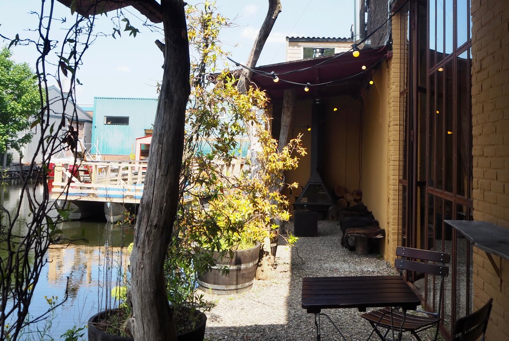 Gezellig terras aan het water 