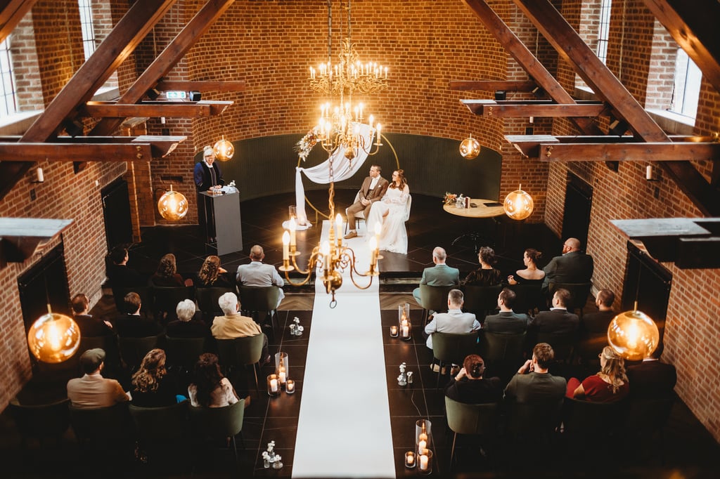 Romantische ceremonieopstelling in historische kapel