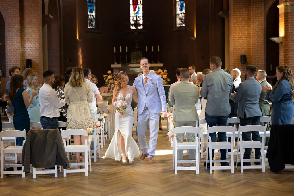 Bruidspaar verlaat de ceremonie als man en vrouw