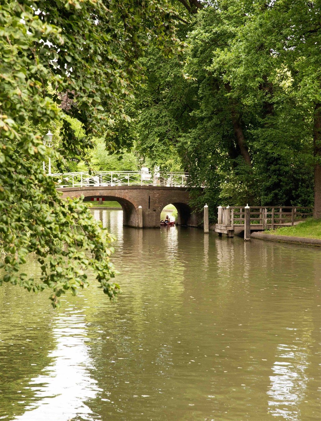 Singel met aanlegsteiger en Park Lepelenburg · Leeuwenbergh in centrum Utrecht 
