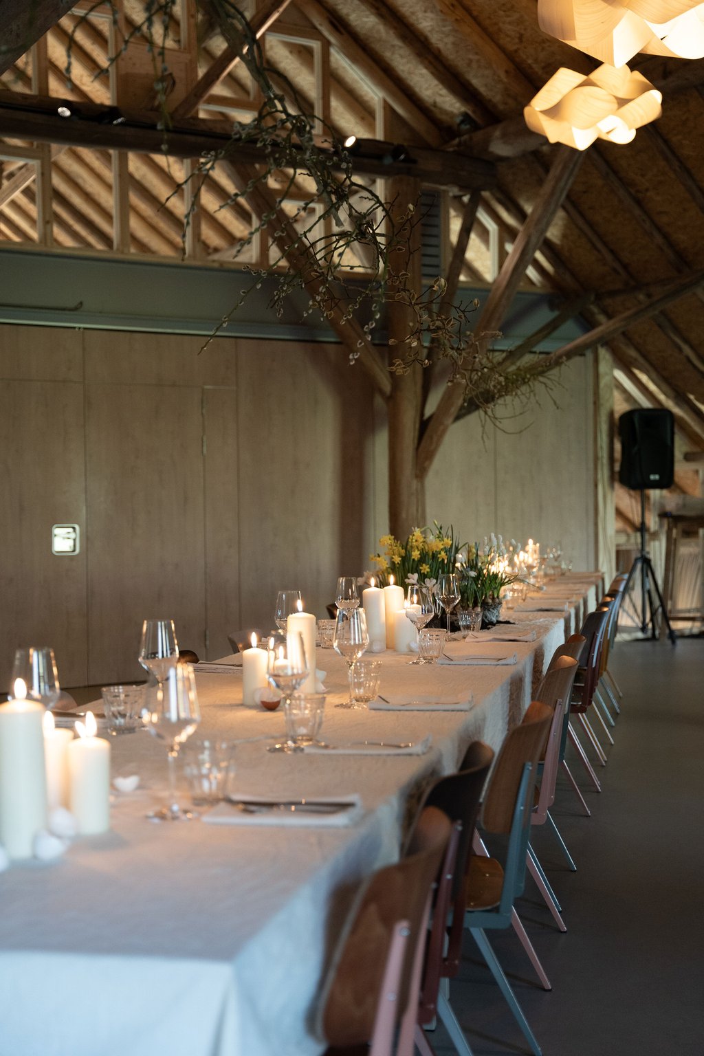 Diner aan lange tafels in foyer 