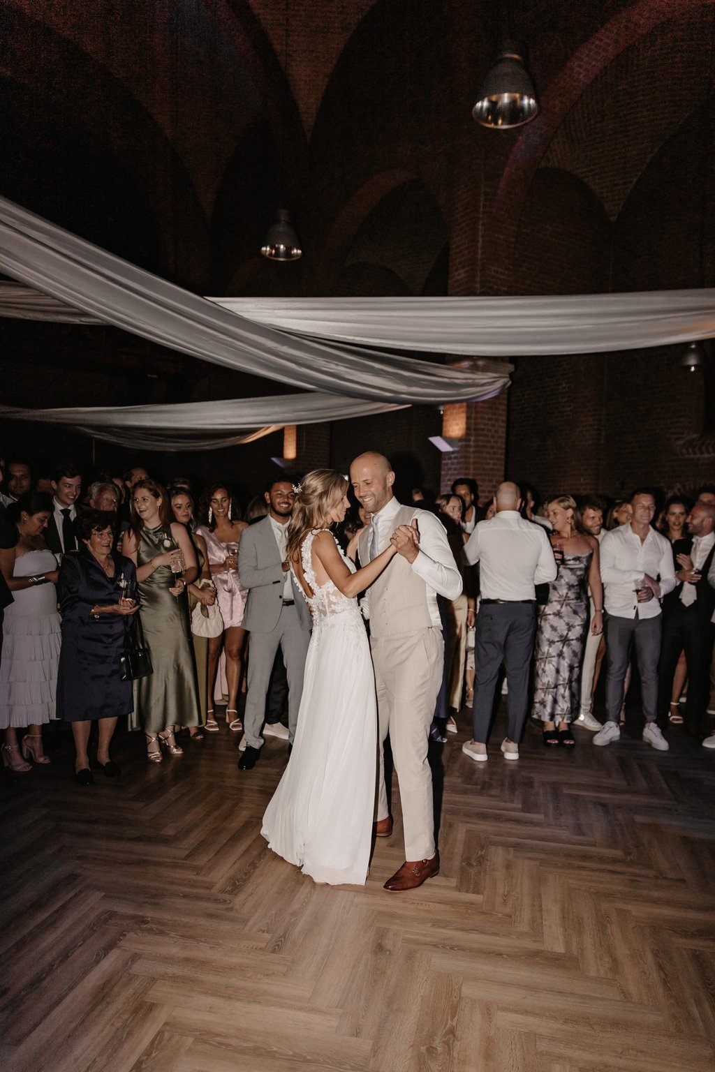 Bruidspaar deelt hun eerste dans