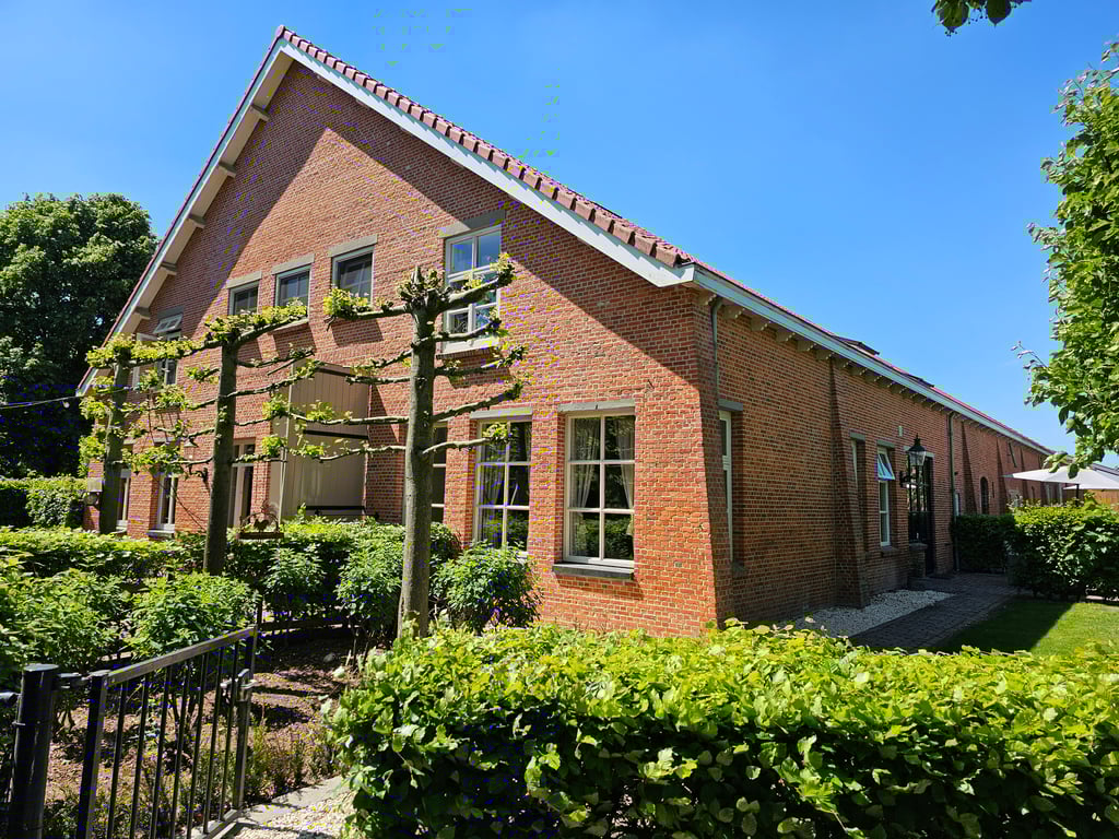 hoeve tussen Koe & Kroonluchter  (1)