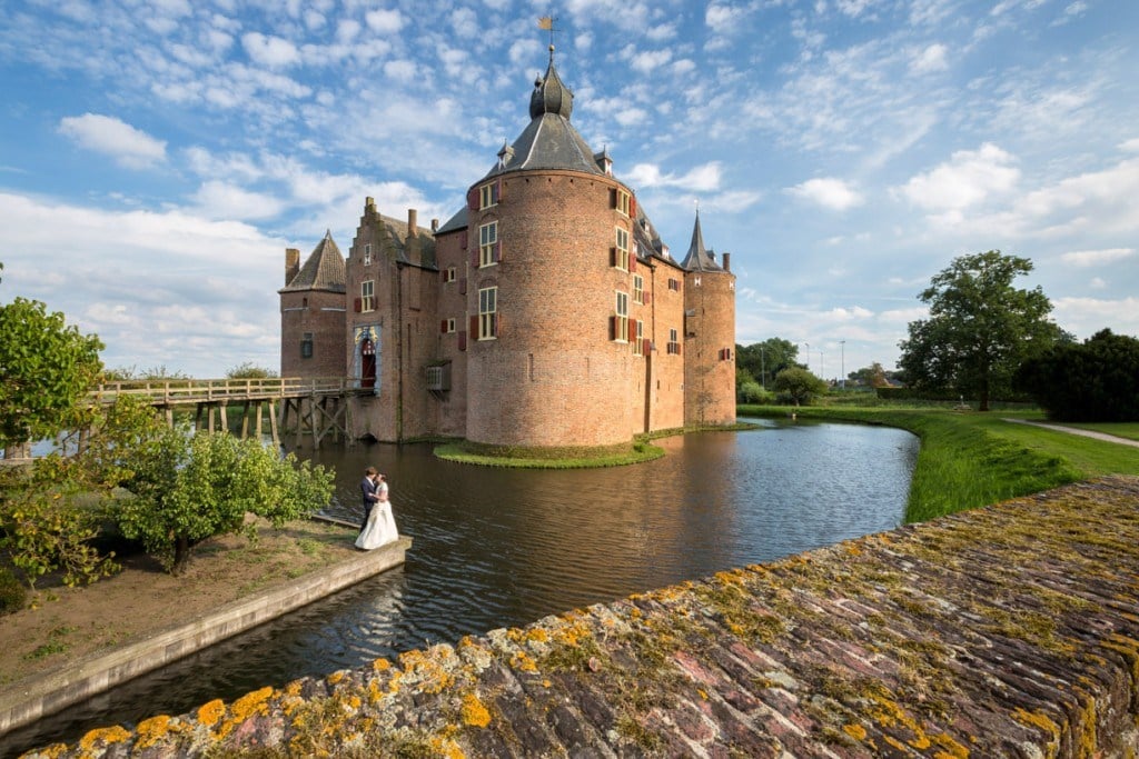 Kasteel met bruidspaar in middeleeuwse hof