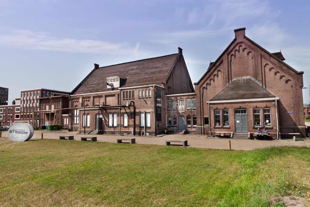 Lichtfabriek Buitenterrein vooraanzicht high-res (1).jpg