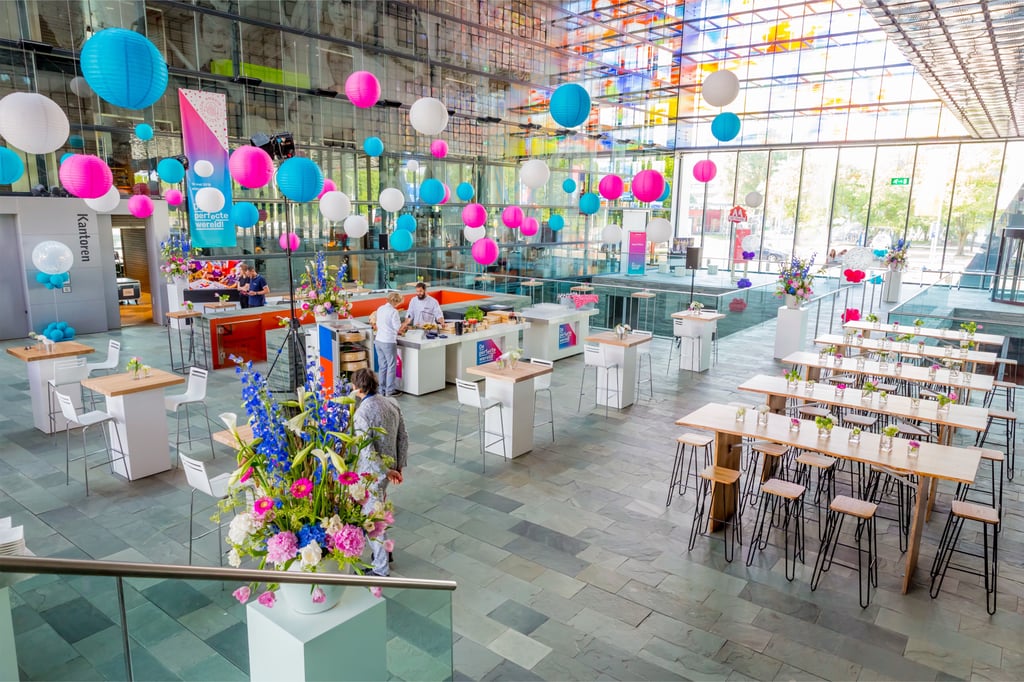 Middenplein aangekleed met lampionnen in kleur