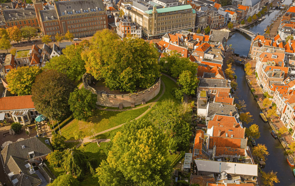 Grand Café de Burcht in de binnenstad van Leiden