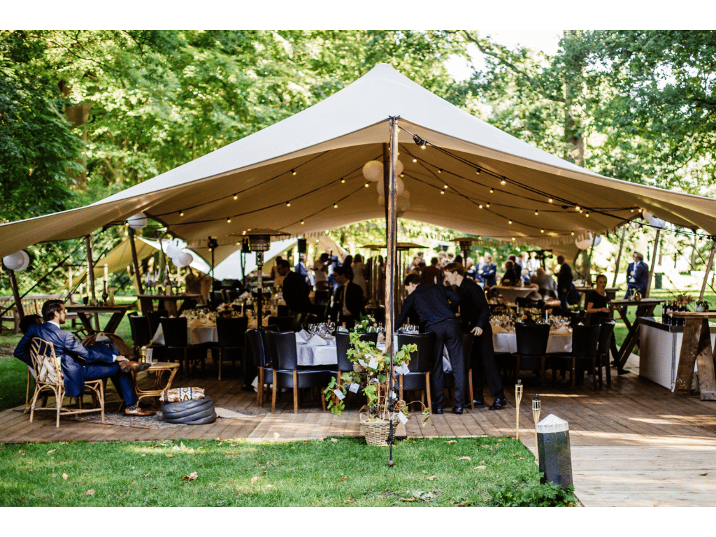 Trouw receptie onder de tent
