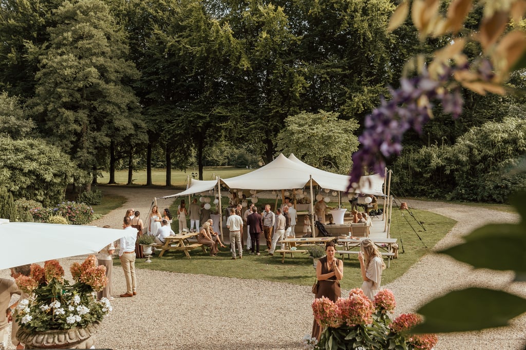 Feestelijke sfeer onder de tent bij Huis Ter Eerbeek