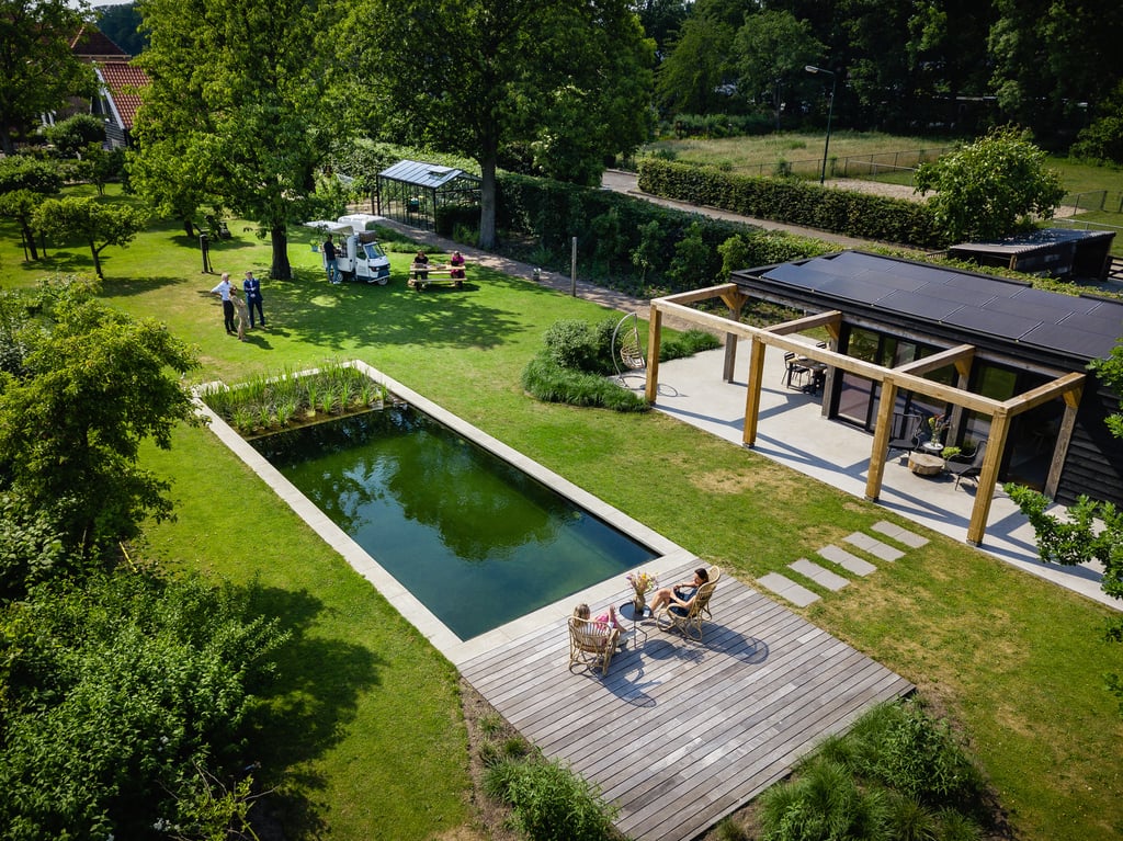 Overzicht tuin en zwemwvjver