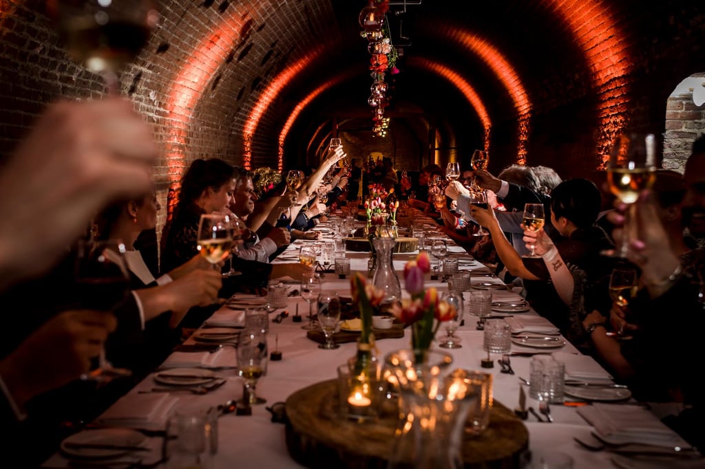 Kasteel Woerden - dineren in de gewelven aan een lange tafel corrine P .jpg