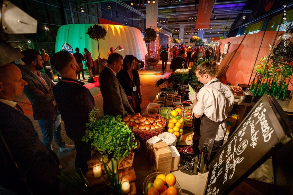 hangar 11 - binnenlocatie - Business - corporate - festival - catering - bezoekers- walking dinner - Vliegveld Twenthe Evenementenlocatie