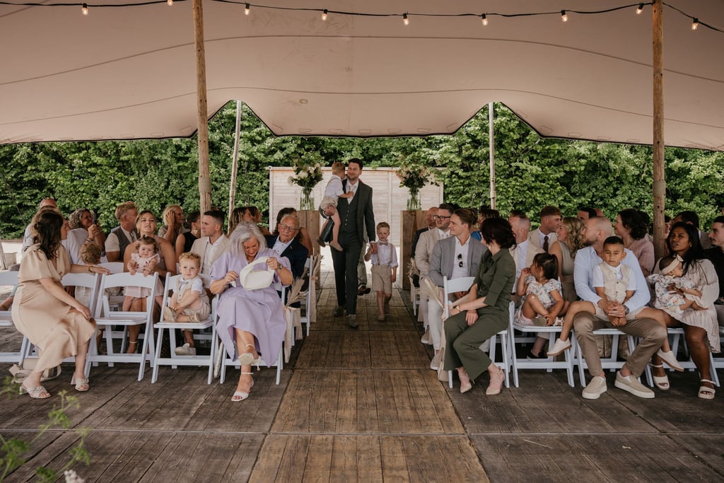 Binnenkomst bruidegom op ceremonie