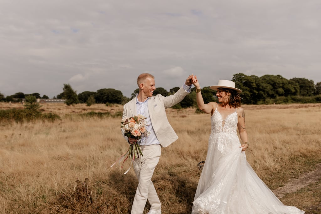 Bruidspaar wandelt hand in hand 