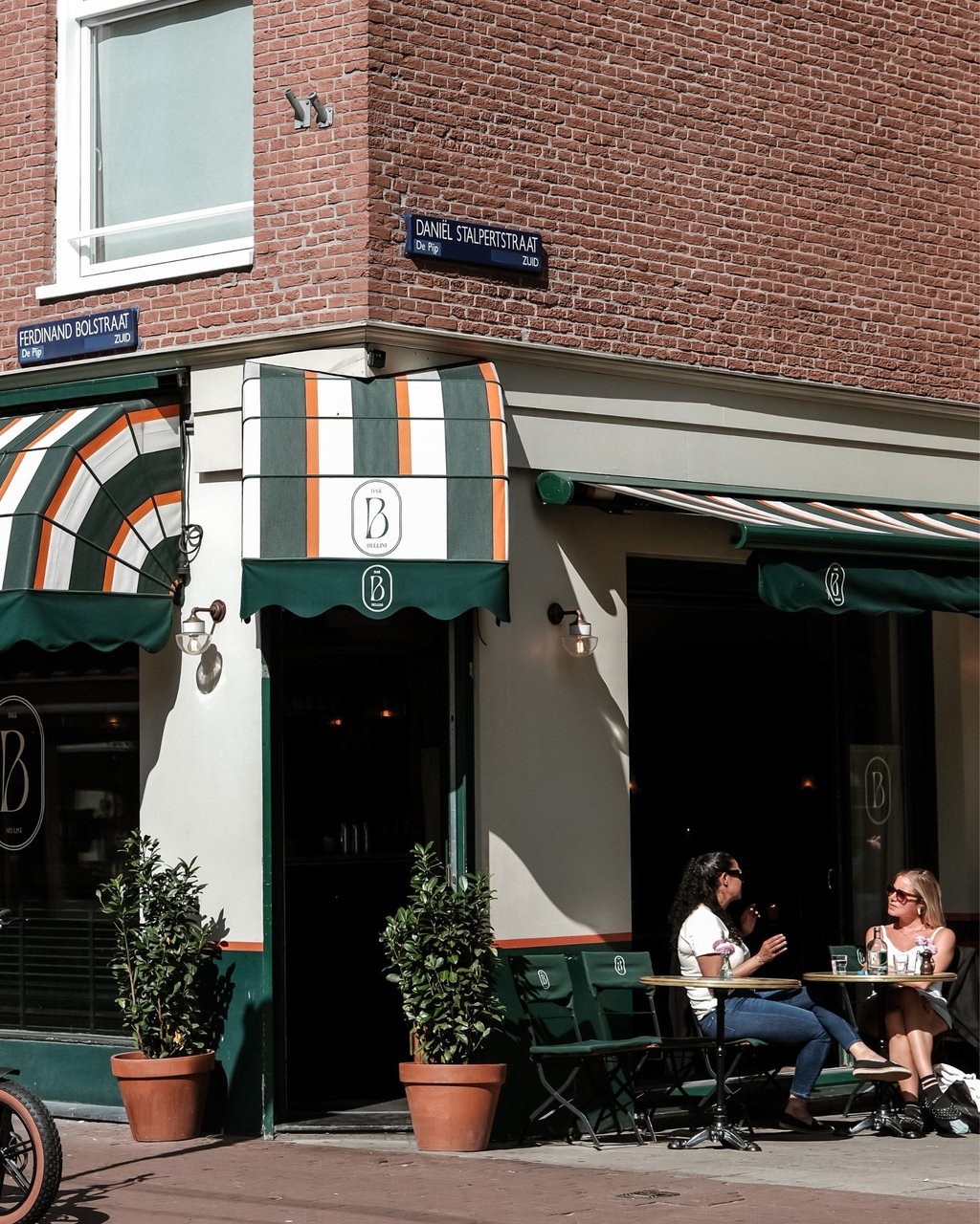 Vooraanzicht met terras van Bar Bellini