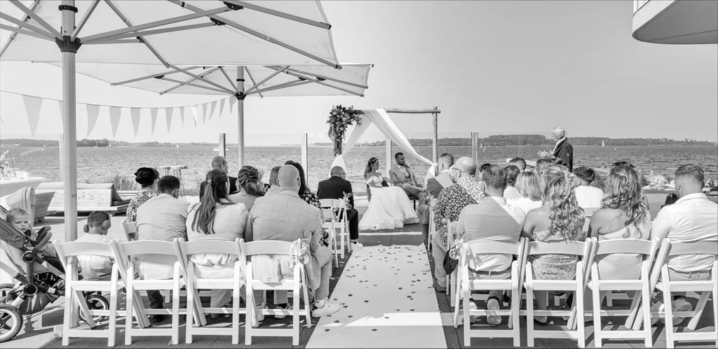 Buiten ceremonie met uitzicht op het meer