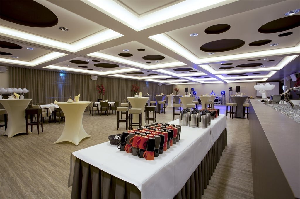 Bruiloftsreceptie met drankjes en statafels bij Hotel Restaurant De Teugel