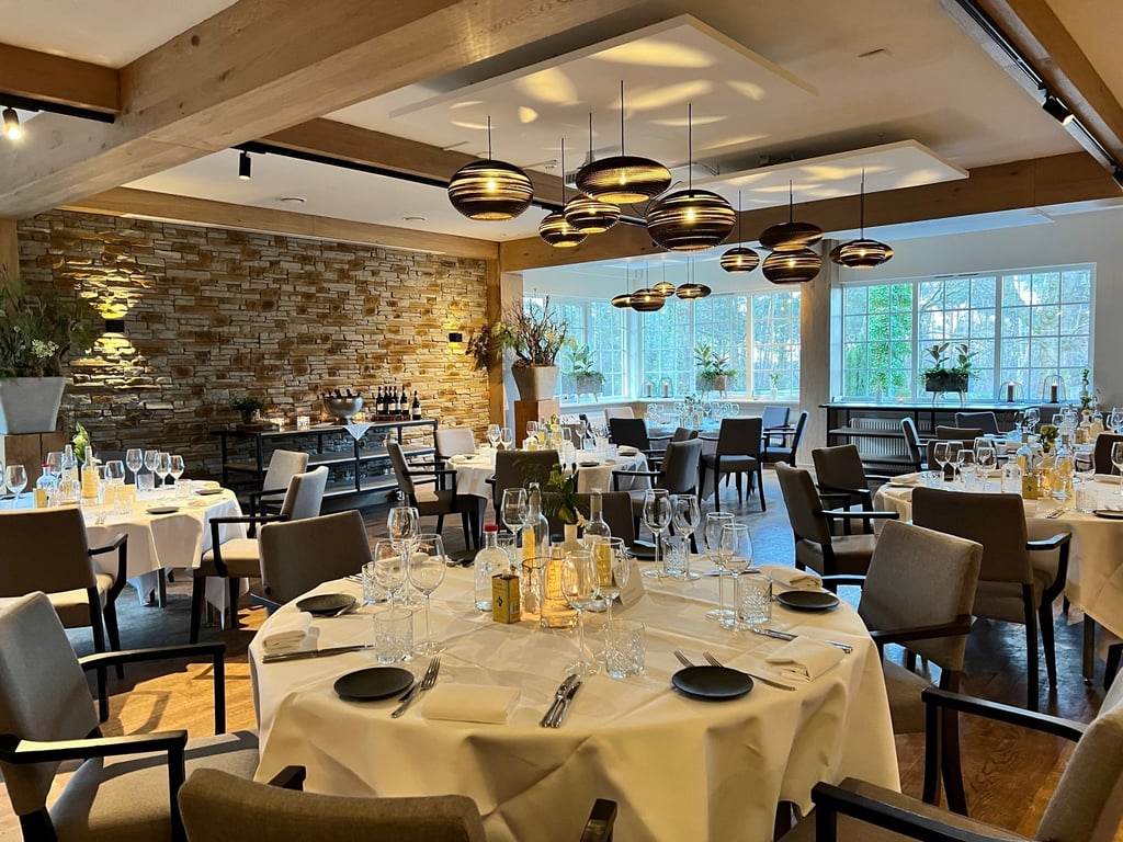 Diner aan ronde tafels in de Reggezaal