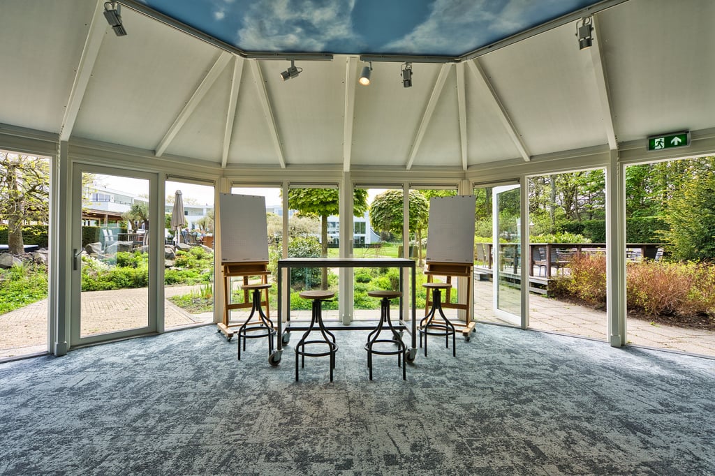 Vergaderzaal/ UNIT 67 met uitzicht op de tuin