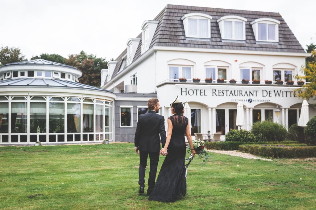 Bruidspaar voor Hotel Restaurant De Witte Raaf