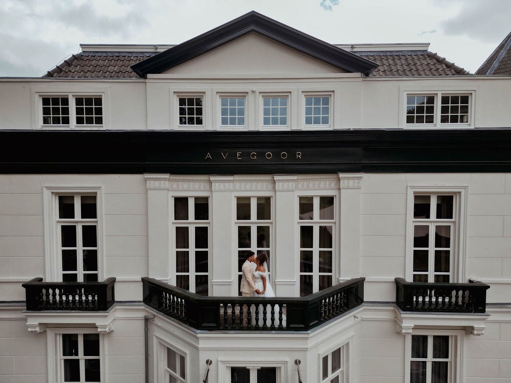 Bruidspaar op het balkon van Landgoed Avegoor