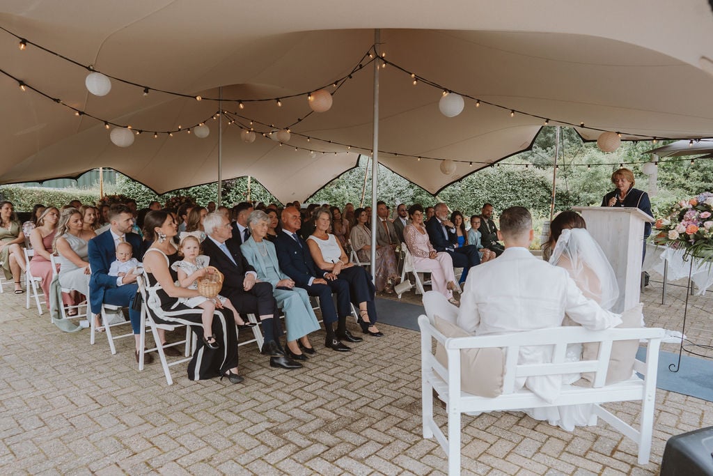 Ceremonie onder de tent 