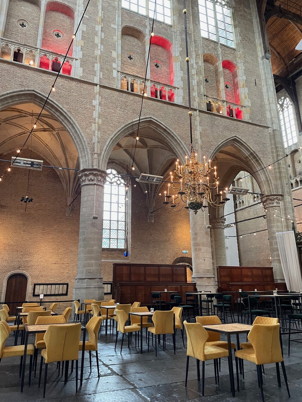 Receptie gele stoelen.jpg