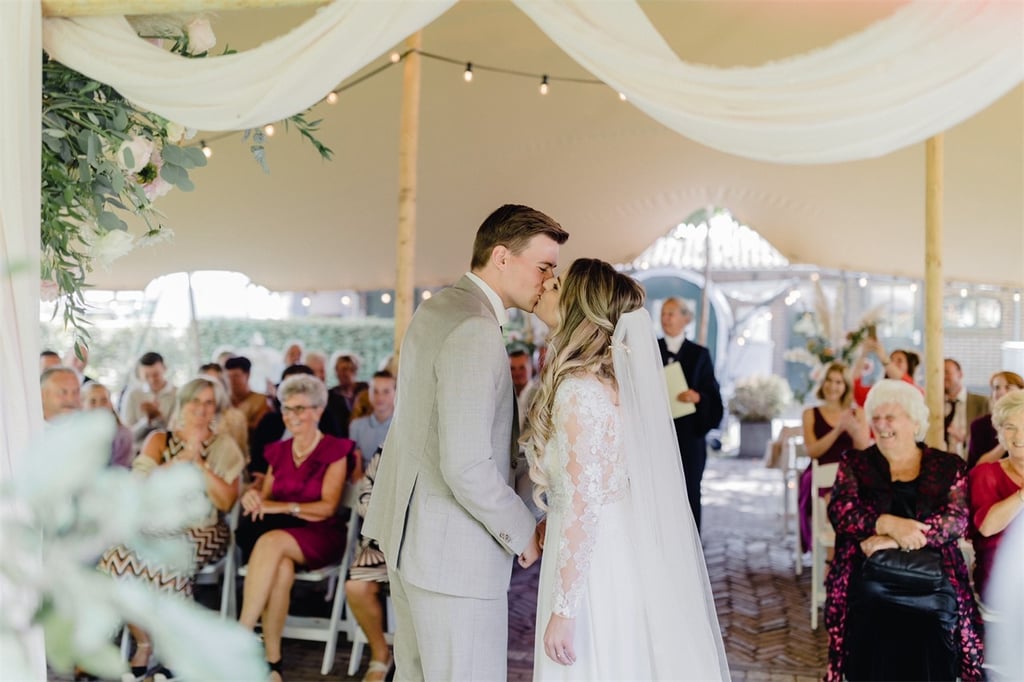 trouwceremonie in de stretchtent