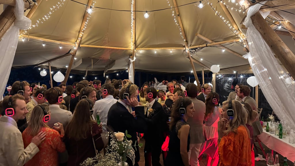 Silent disco onder de tipi op Eiland Loosdrecht