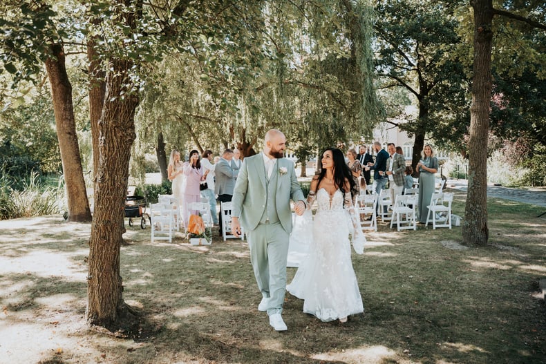 Romantische buiten ceremonie onder de bomen