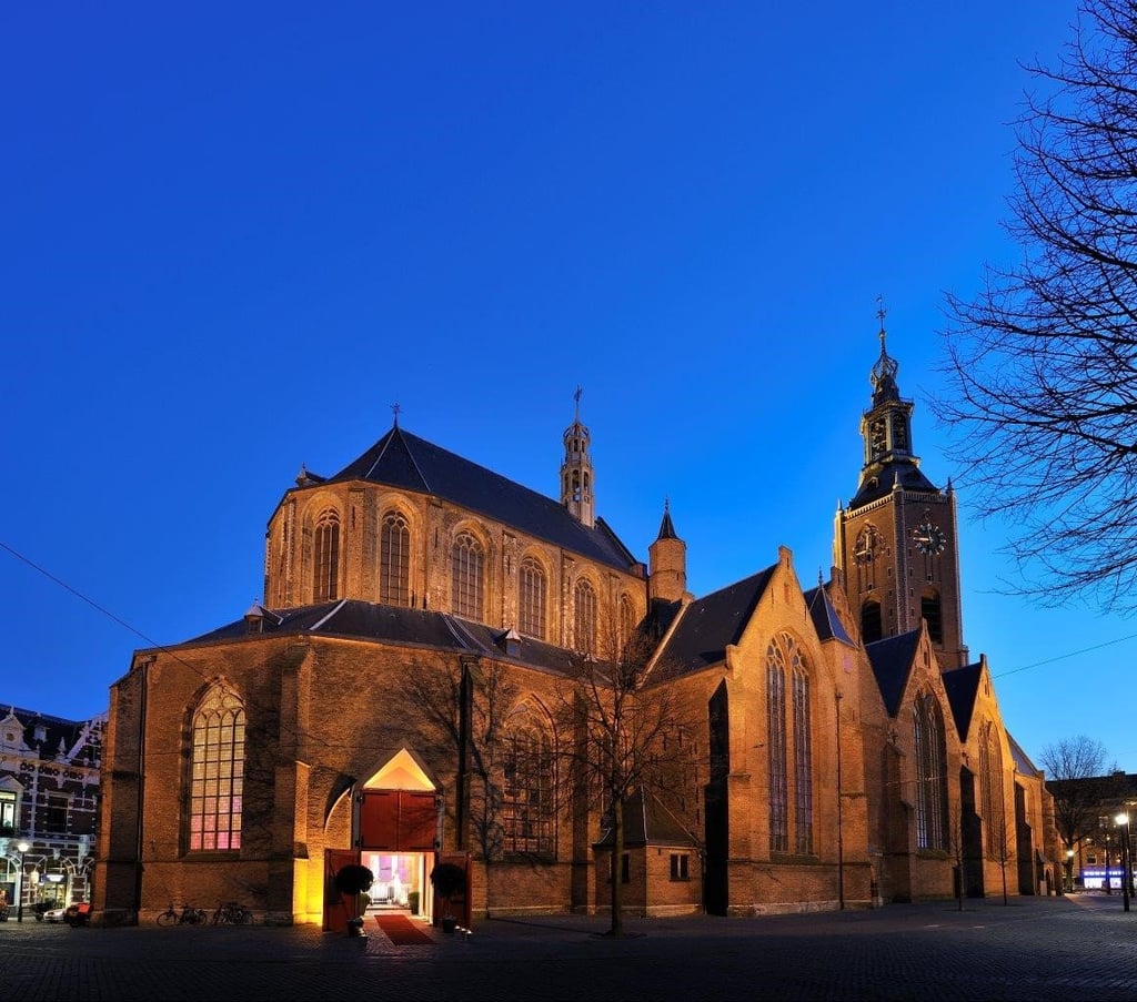 De avond valt over de Grote Kerk