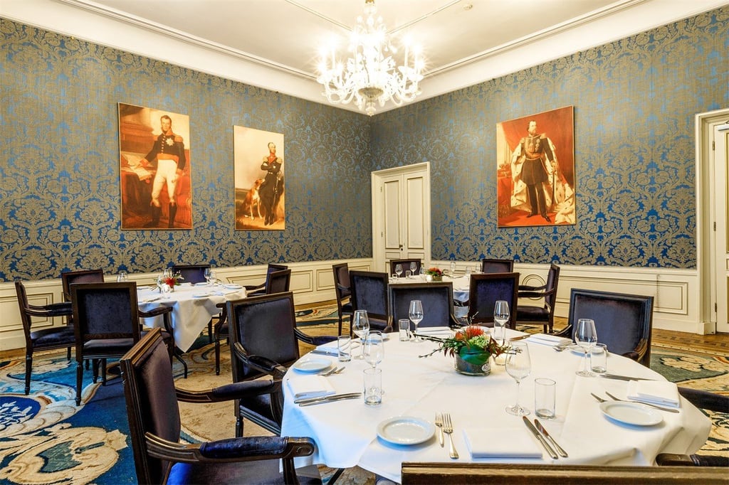 Blauwe zaal in diner met ronde tafels