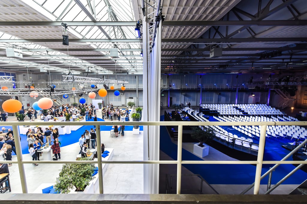 Hangar met verplaatsbaar en te openen scheidinginggordijn