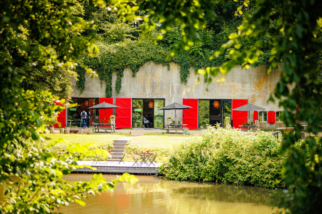 Terras Wachthuis met parasols