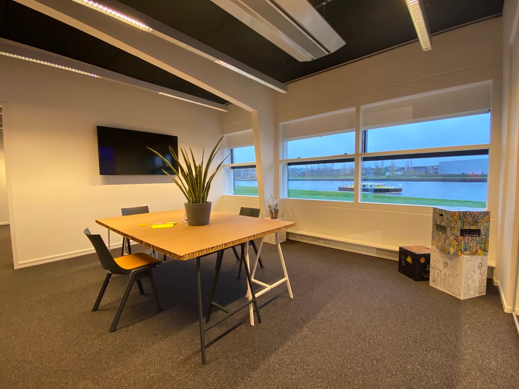 Private space 10 - Zaal 10 - Scherm - Uitzicht - FestivalChairs - Flexwerken - Kartonnen tafel - Kanaal - DUS De Utrechtse Stadsvrijheid